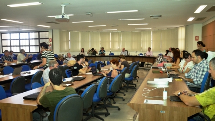 Fotografia na sala dos conselhos durante reunião do Conselho de Diretor (CONDIR) em 2016