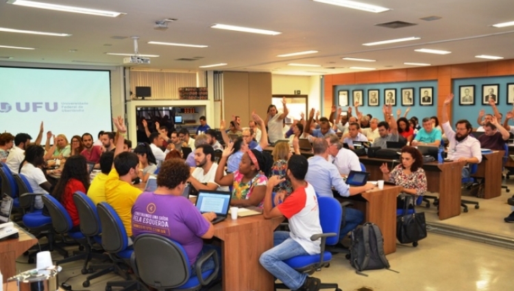 Fotografia na sala dos conselhos durante reunião do Conselho Universitário (CONSUN) em 2016