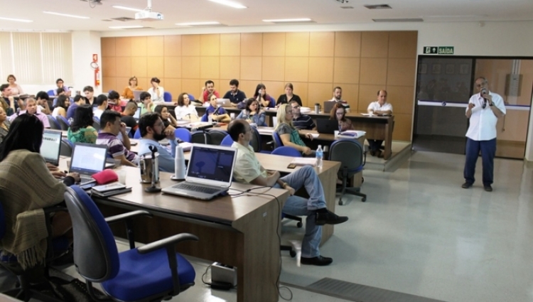 Fotografia na sala dos conselhos durante reunião do Conselho de Graduação (CONGRAD) em 2016