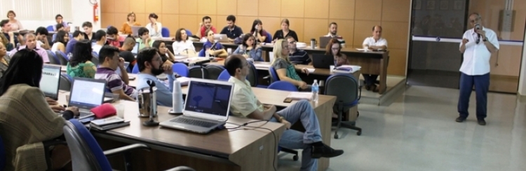 Fotografia na sala dos conselhos durante reunião do Conselho de Graduação (CONGRAD) em 2016